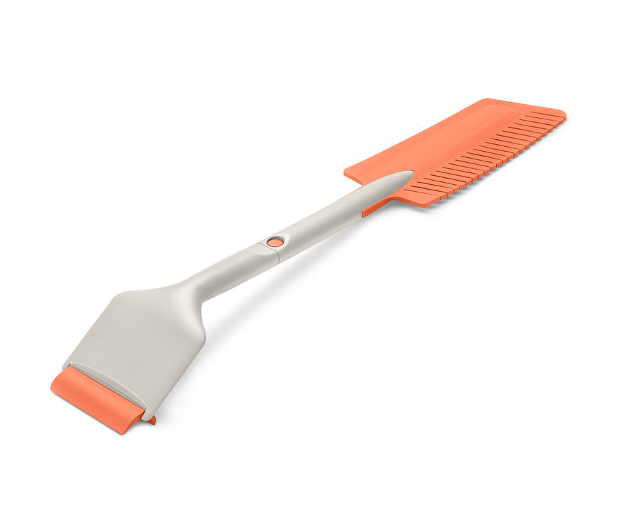 Un grattoir pour voiture à enficher avec une lame orange et un peigne à glace.