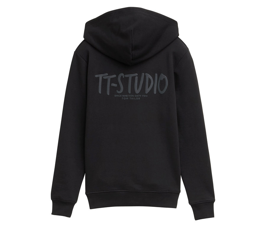 Vue arrière d'un sweat à capuche noir avec l'inscription TT-STUDIO.