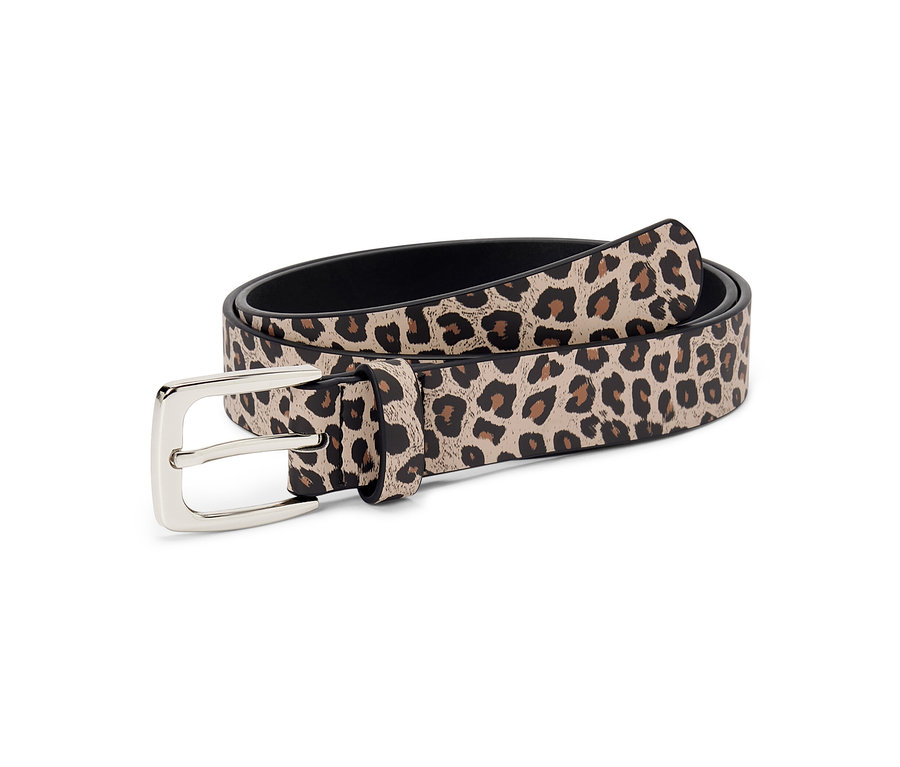 Une ceinture à motif avec une boucle en métal.