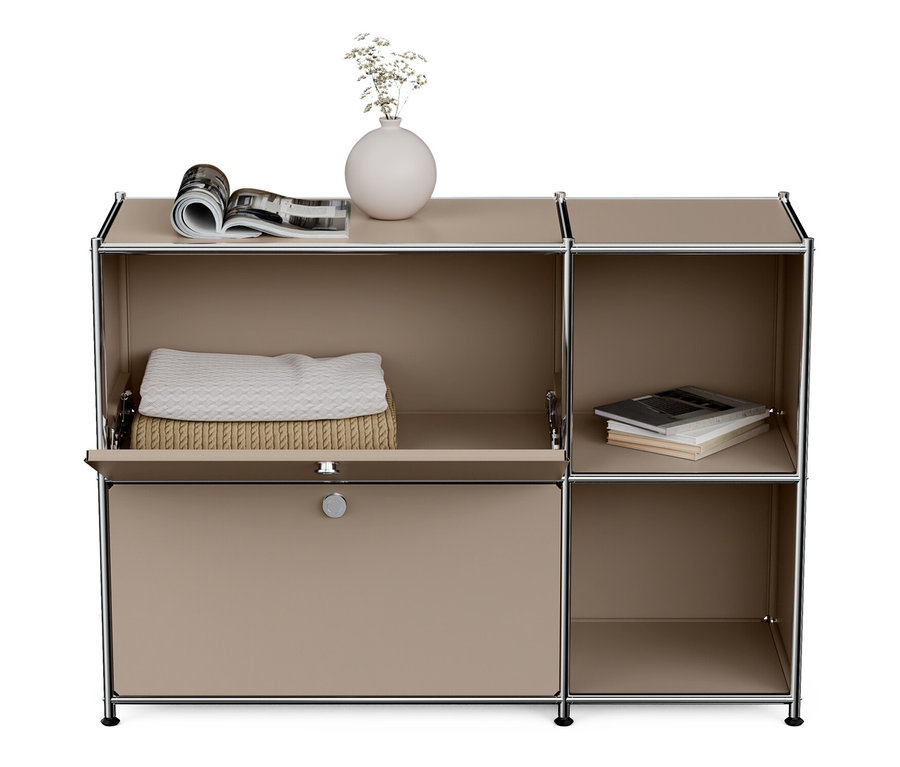 Buffet en métal « CN3 » taupe avec 2 abattants. Un vase et un magazine sont posés sur le buffet.