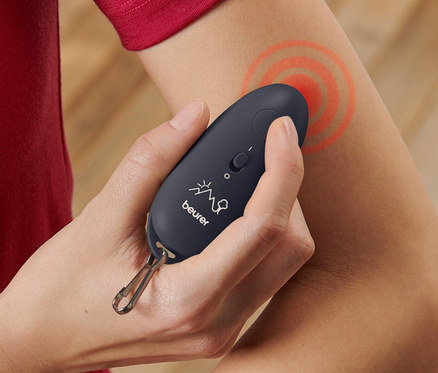 Femme utilisant un appareil pour soulager les piqûres d’insectes Beurer « BR10 » sur son bras.