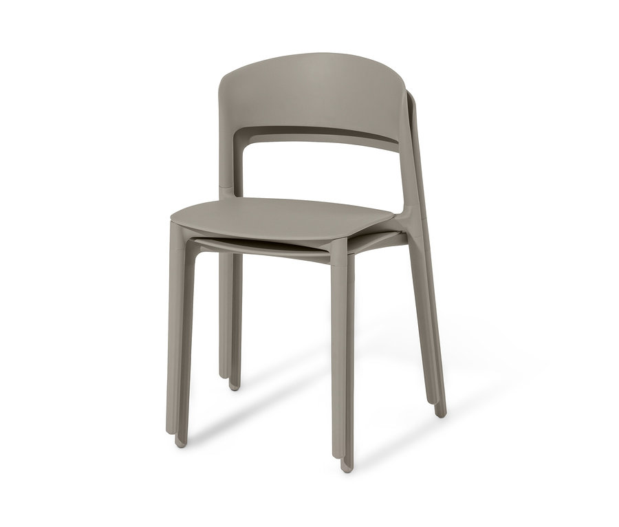 Deux chaises en plastique, l'une sur l'autre.