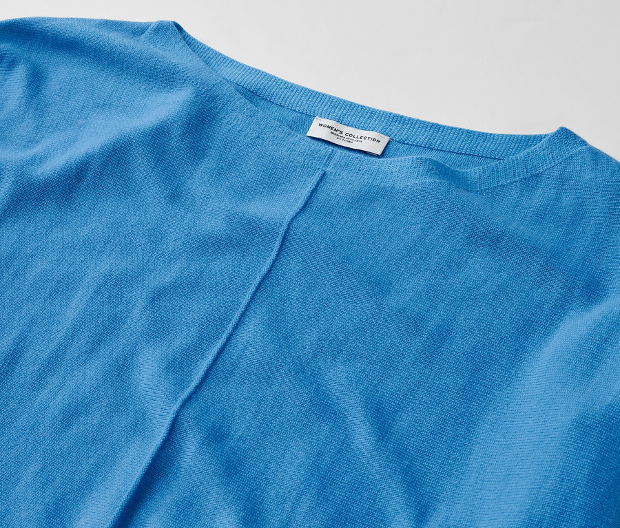 Gros plan d'un pull en maille fine mérinos bleu cobalt.