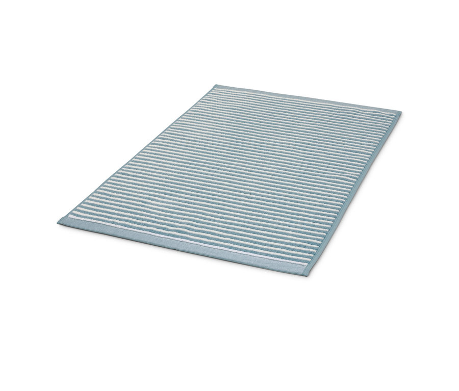 Tapis de douche bleu.