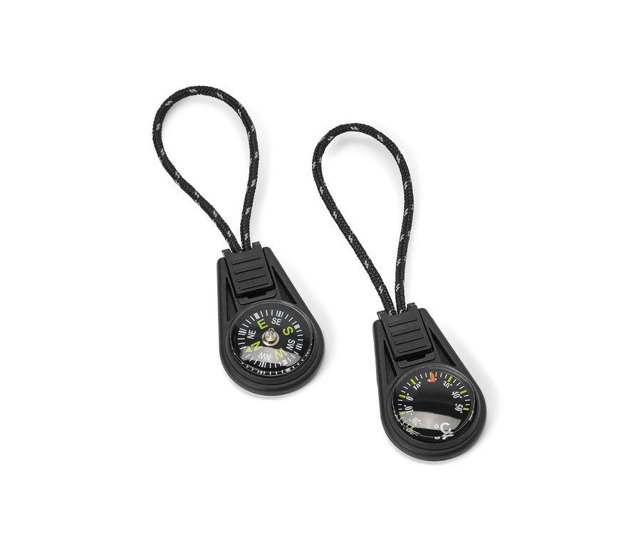 Deux breloques pour fermetures éclair sur fond blanc.