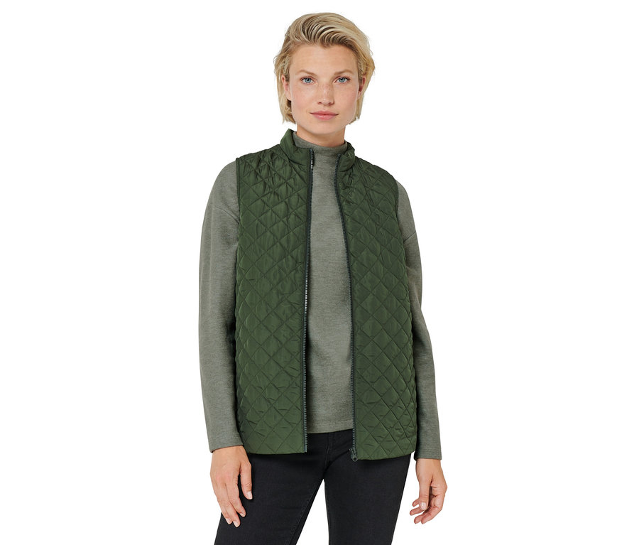 Femme portant une veste 3-en-1 matelassée verte.