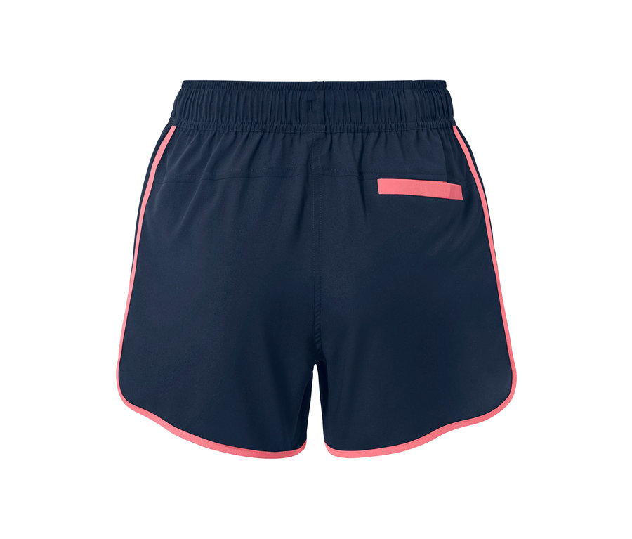 Vue détaillée de l'arrière d'un short de bain avec un fond bleu foncé et une bordure rose corail.
