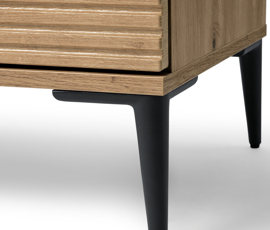 Vue détaillée d'un sideboard »REET« avec un aspect à lamelles et des pieds noirs.