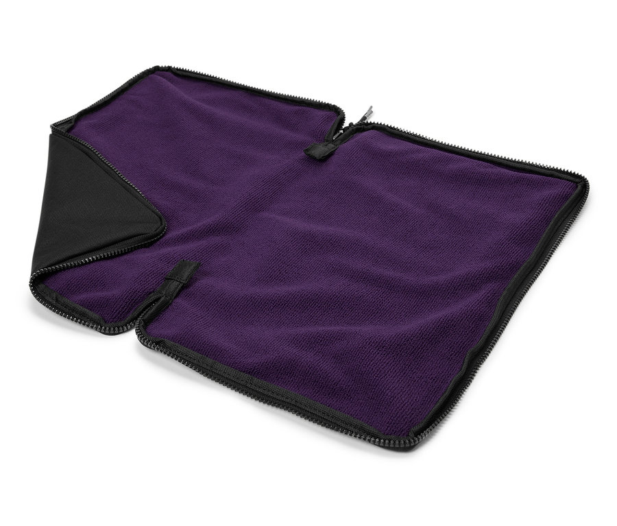 Une couverture violette avec une bordure noire et une fermeture éclair.