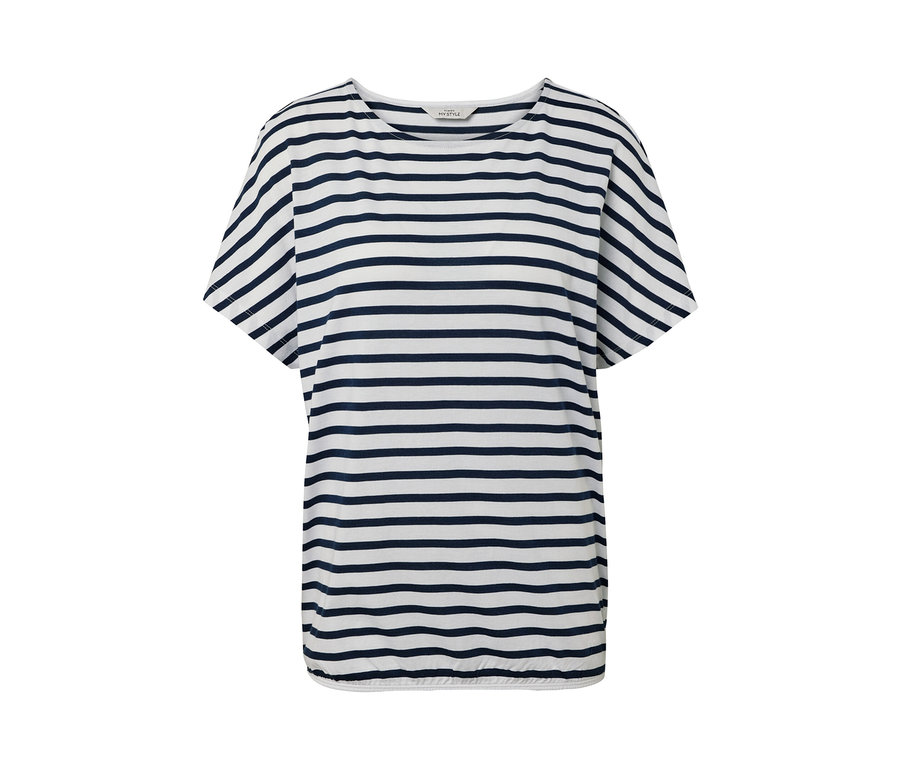 Chemisier à rayures et encolure dégagée.