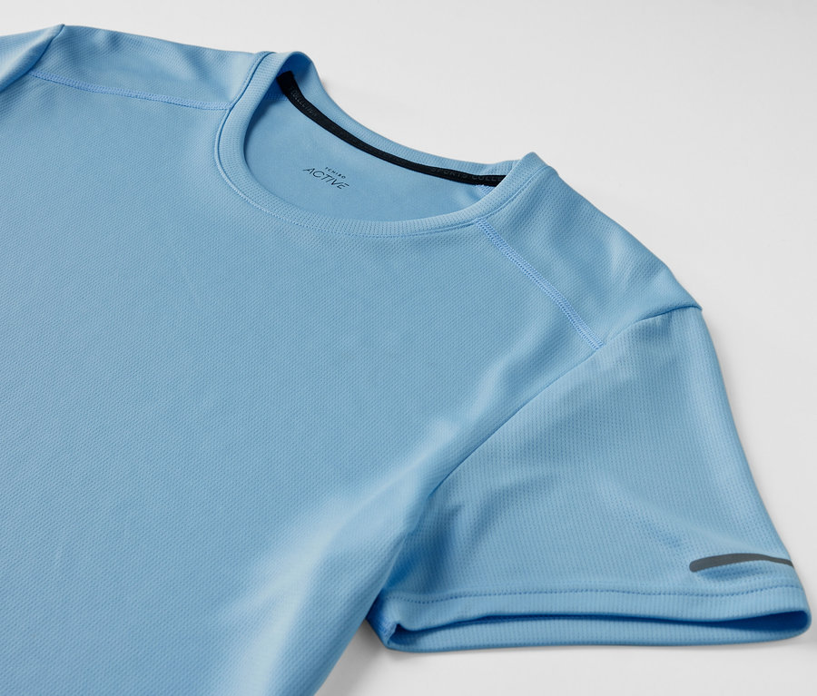 T-shirt fonctionnel bleu clair sur fond blanc.