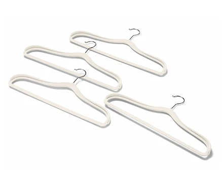 Quatre cintres beiges avec crochets chromés sur fond blanc.