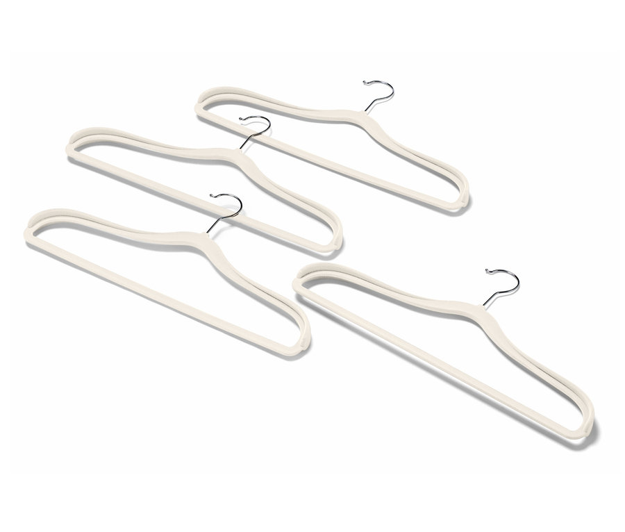 Quatre cintres beiges avec crochets chromés sur fond blanc.