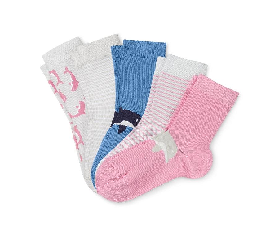Gros plan sur cinq paires de chaussettes : une paire blanche avec des dauphins roses, une paire blanche avec des rayures grises, une paire bleue avec une baleine, une paire blanche avec des rayures roses et une paire rose avec un dauphin.