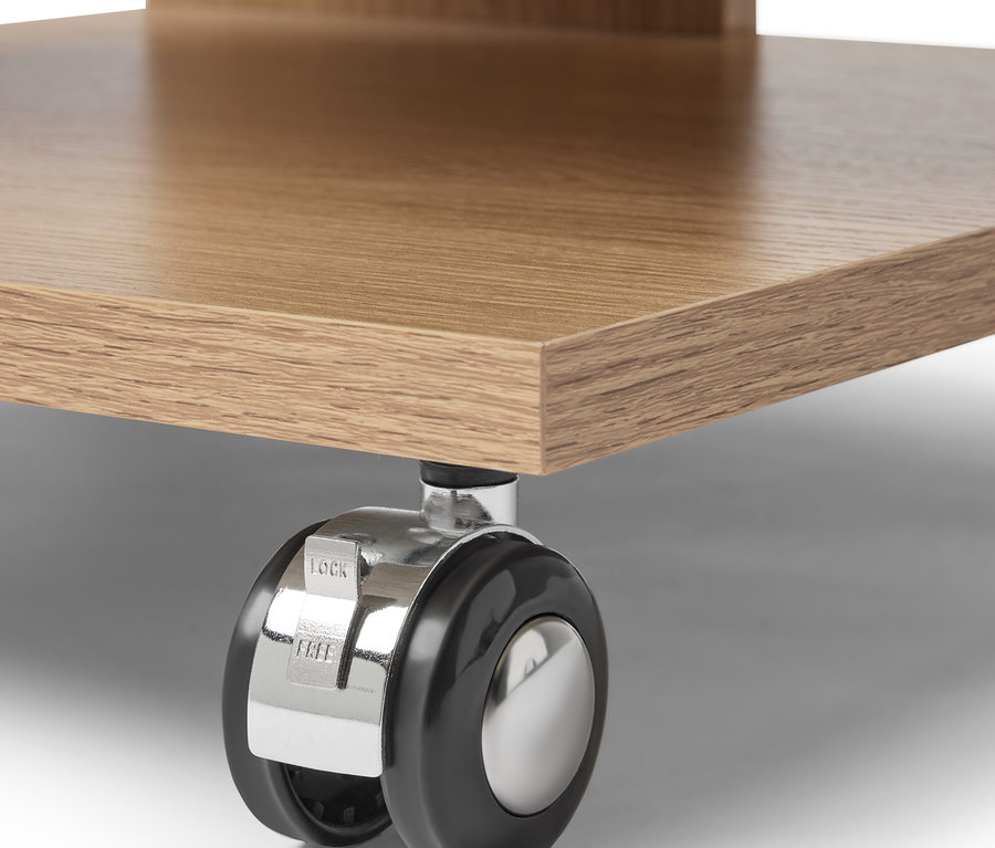 Détail d'une table basse en bois sur roulettes.