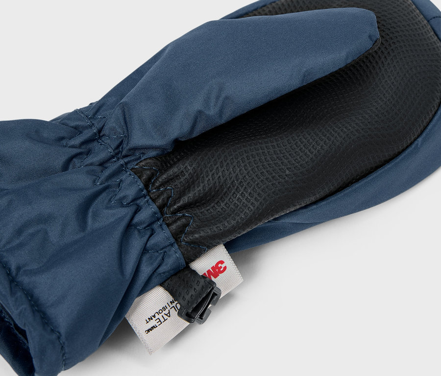 Détail d'une mitaine bleue avec paume noire et étiquette 3M.