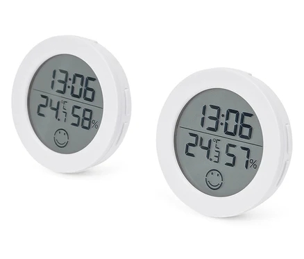 Deux thermomètres numériques blancs affichant l'heure 13h06, une température de 24,5 degrés Celsius et un taux d'humidité de 58 % et 57 %.