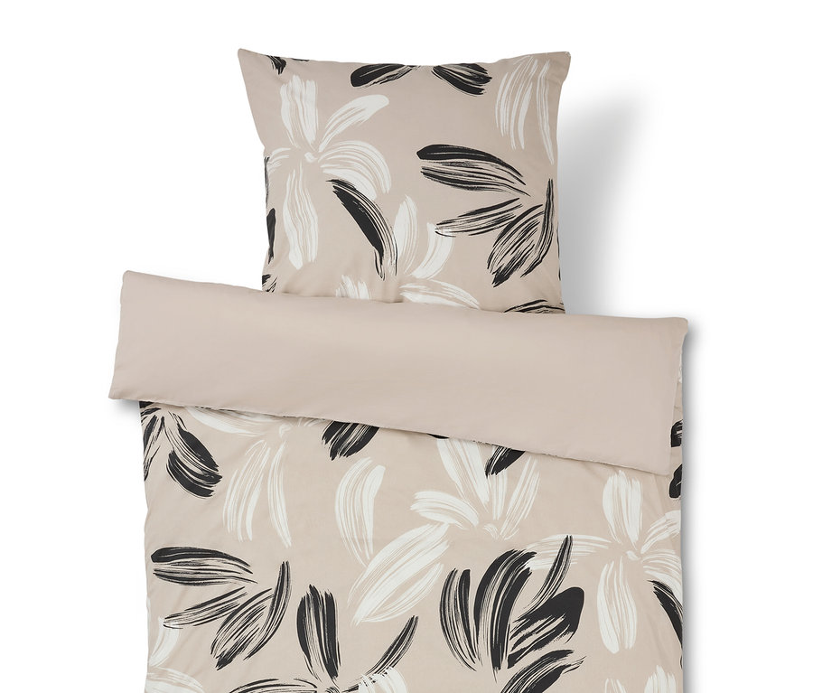 Linge de lit à motif floral beige.