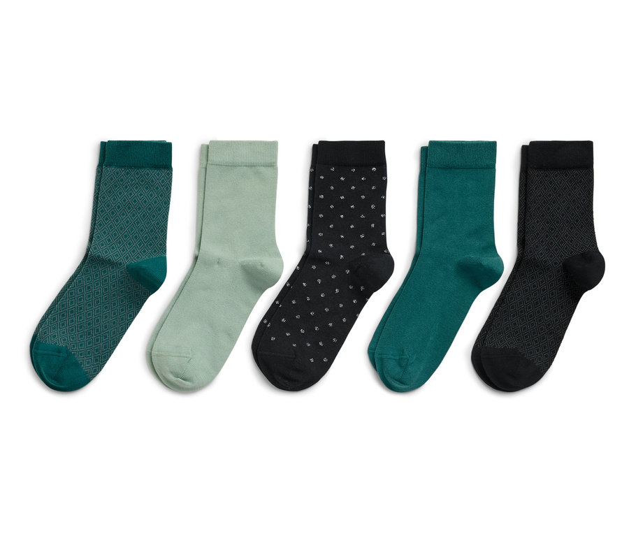 Cinq paires de chaussettes de différentes couleurs et motifs disposées côte à côte.