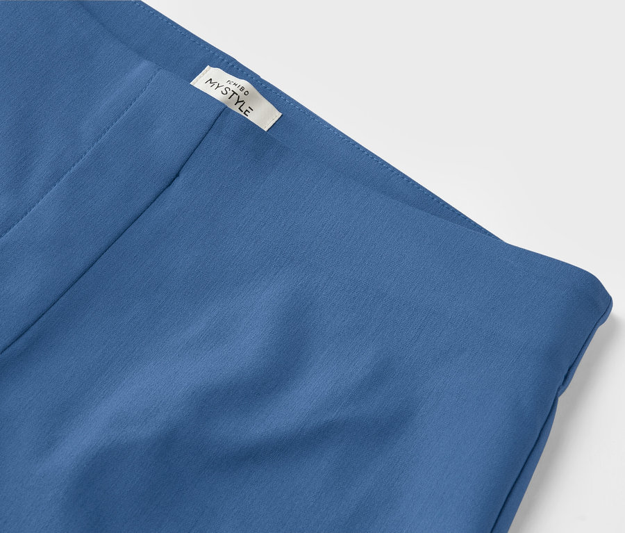 Détail d'un pantalon stretch bleu.