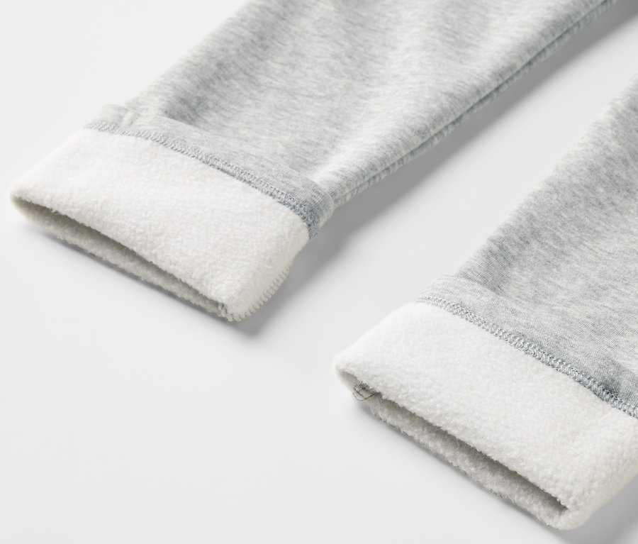 Vue détaillée de deux leggings thermiques pour enfant gris avec intérieur gratté.