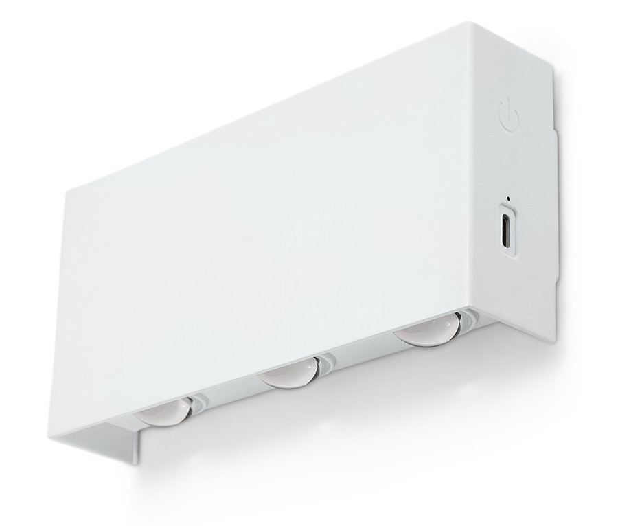 Applique murale blanche avec trois lumières.