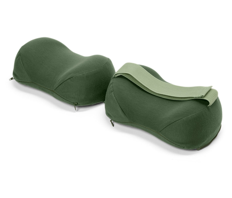 Deux coussins verts sur un fond blanc.