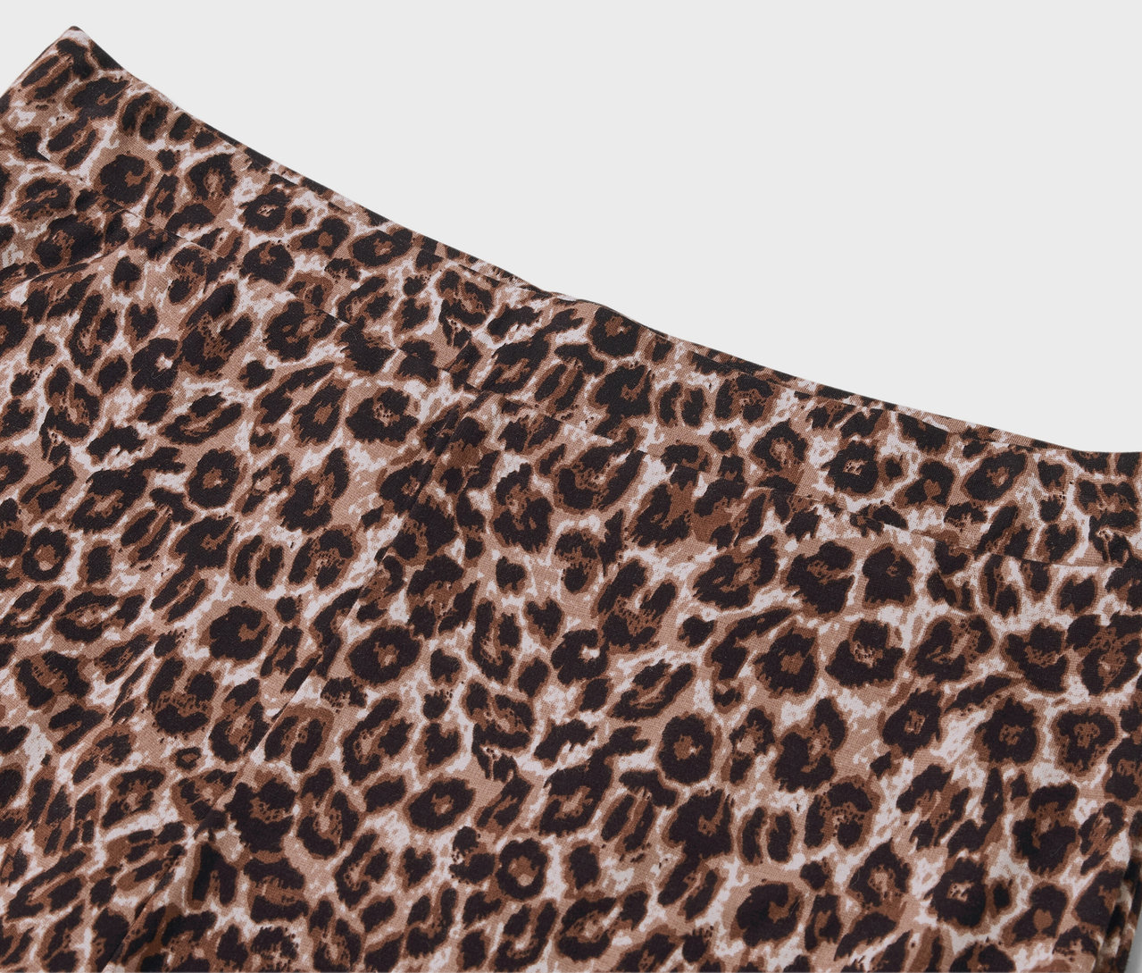 Détail d'un legging marron à motif animal.