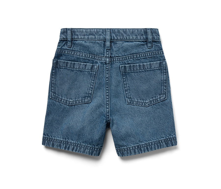 Gros plan sur l'arrière d'un short en jean pour enfant.