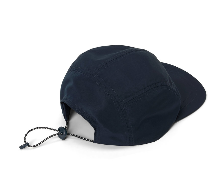 Une casquette pliable bleu marine posée sur un fond blanc.