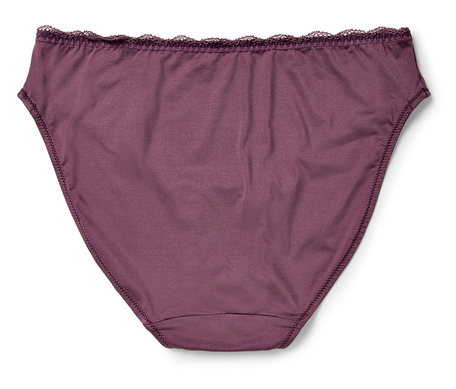 Une culotte violette avec de la dentelle repose sur un fond blanc.