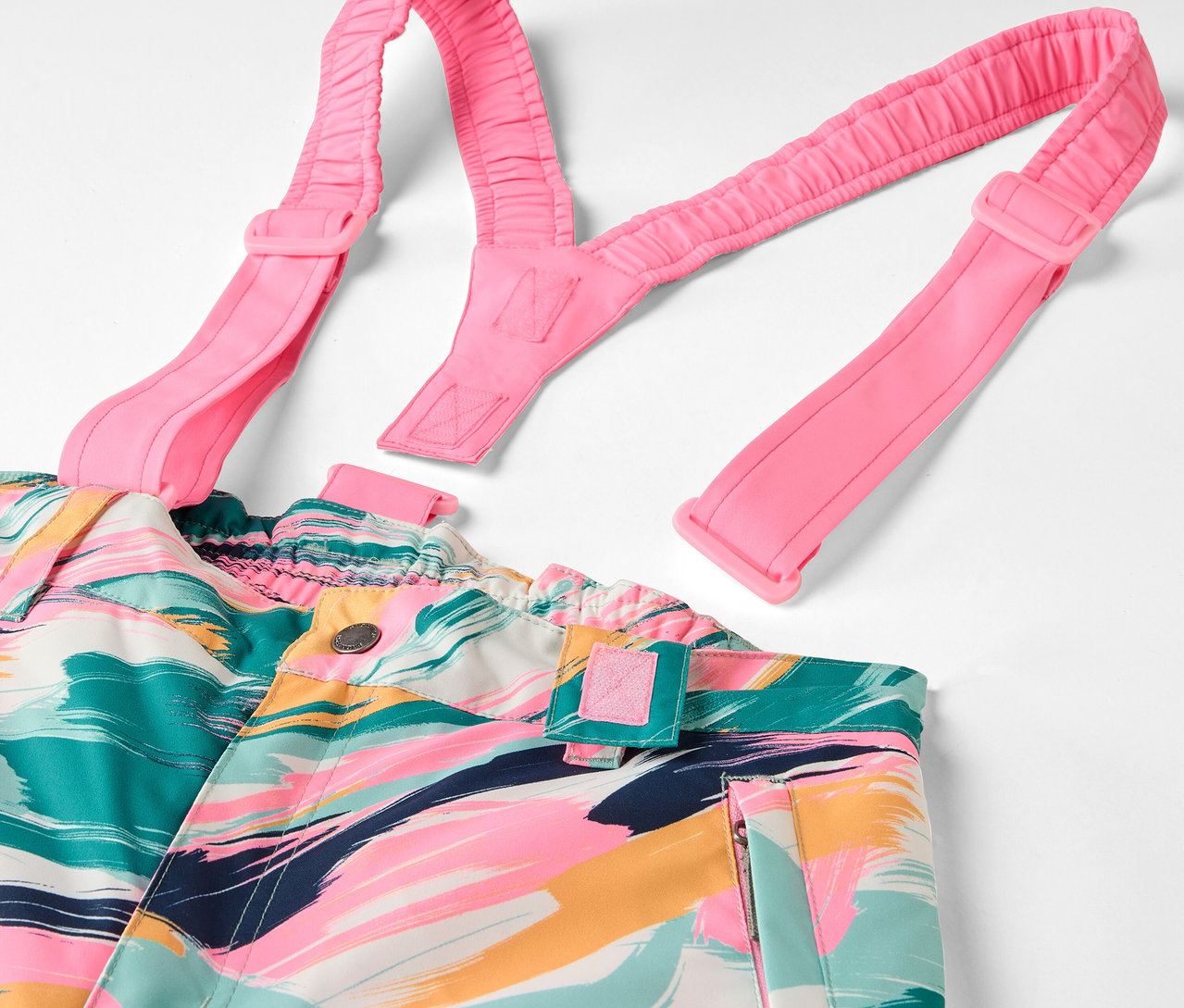 Salopette colorée avec motif abstrait et bretelles roses.