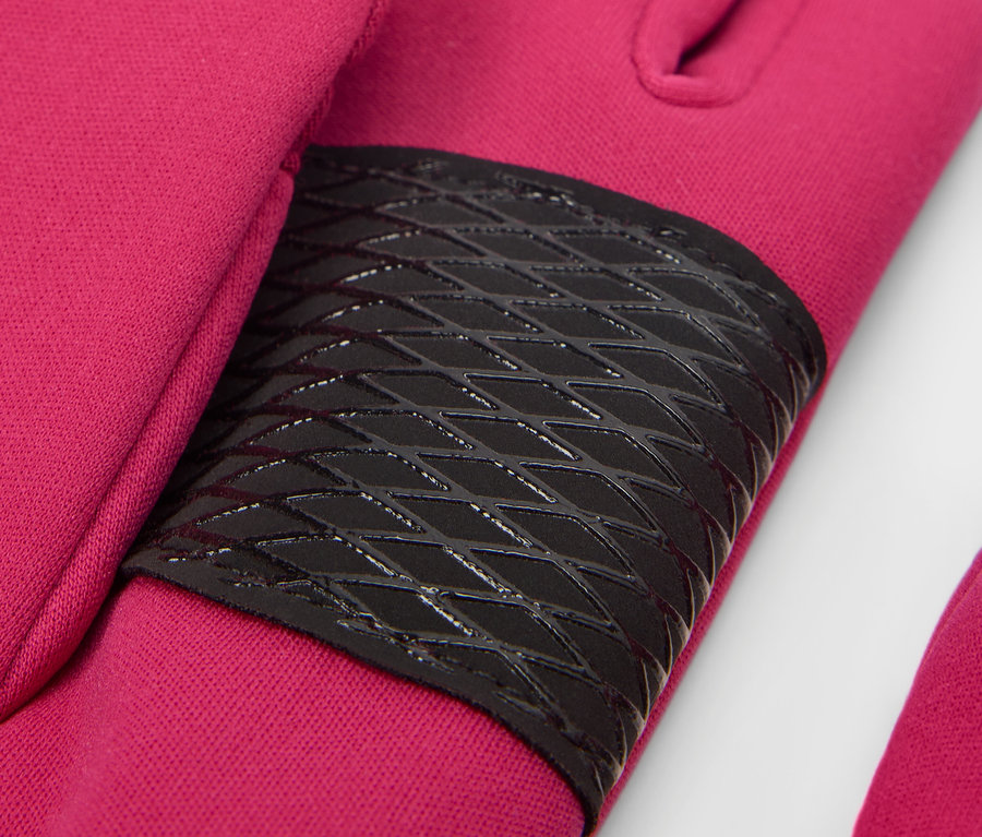 Détail de gants en softshell pour enfant, couleur baie, avec empiècement antidérapant noir.