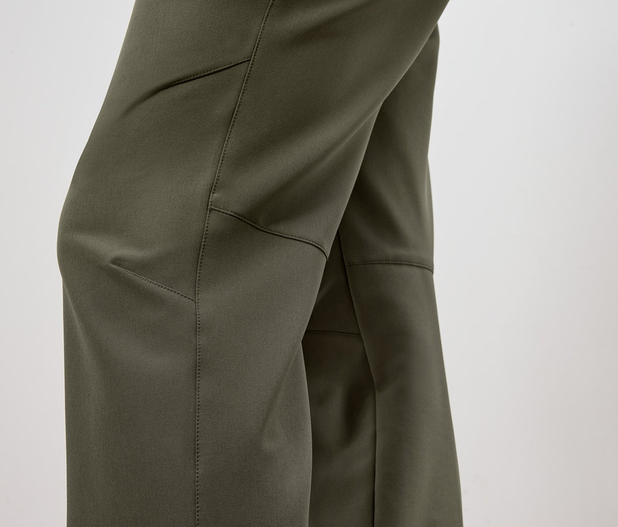 Détail d'un pantalon vert olive avec poche et genouillère.