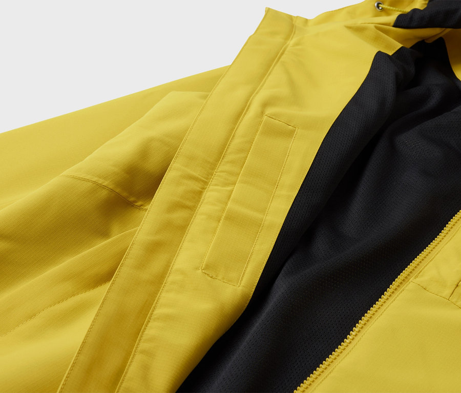 Veste jaune avec doublure noire et fermeture éclair.