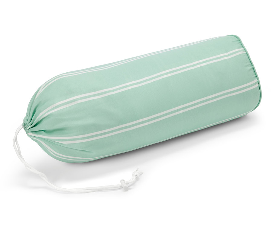 Un coussin oblong rayé turquoise et blanc sur fond blanc.