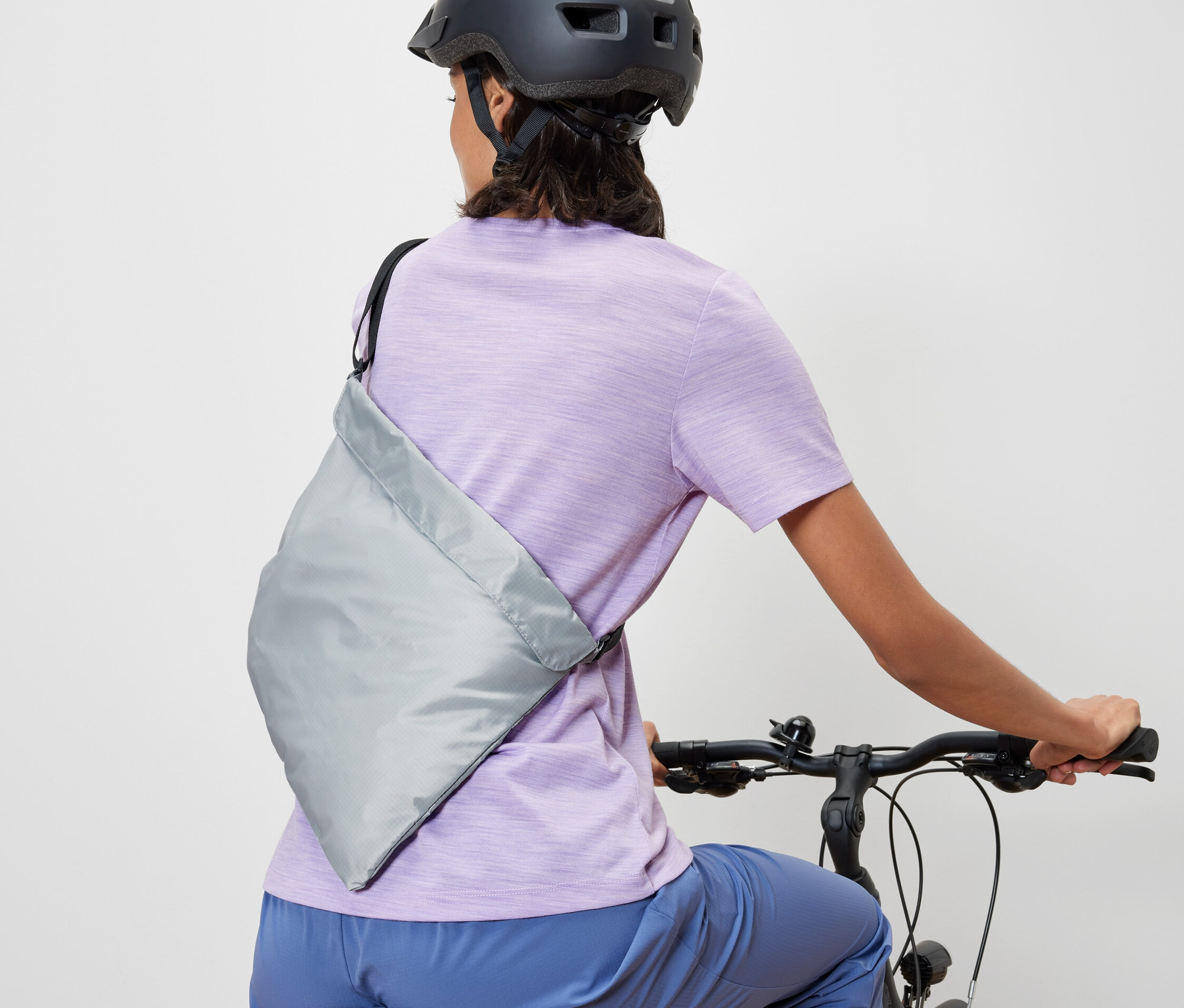 Femme sur un vélo avec des Sacs à provisions pour vélo.