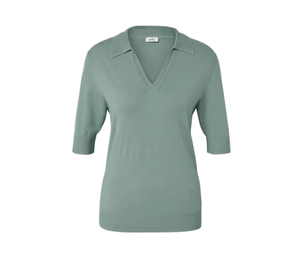 Polo en maille fine bleu clair.