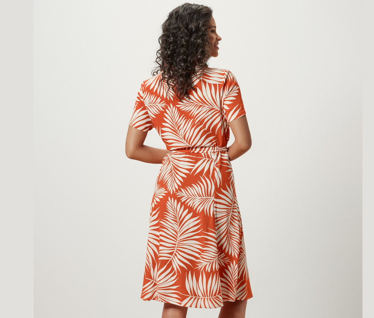 Femme posant dans une robe chemise imprimée.