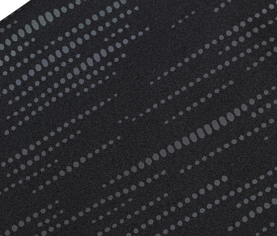 Gros plan d'un tissu noir avec des rayures diagonales de points gris.