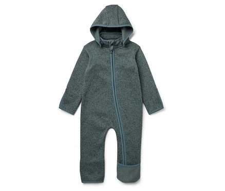 Une combinaison bleue pour bébé avec capuche et fermeture éclair.