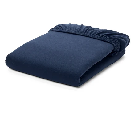 Drap-housse bleu marine plié sur fond blanc.