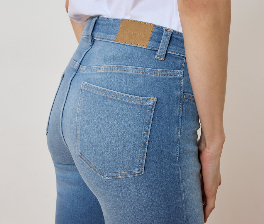 Gros plan d'une femme portant un jean bleu clair.