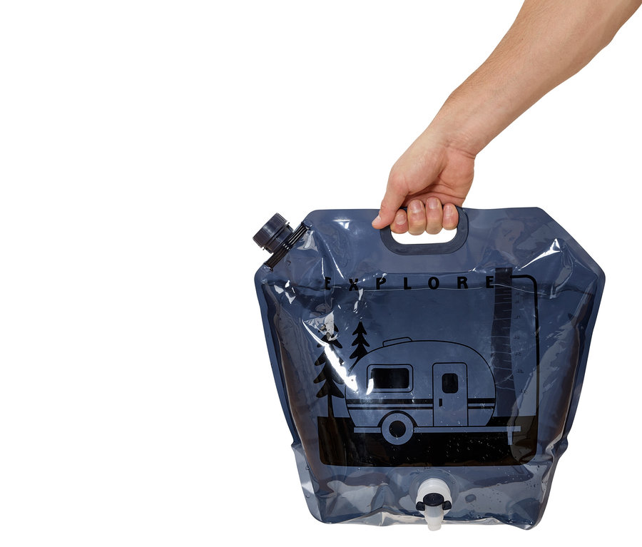Une main tient une poche à eau bleue avec l'inscription "Explore" et un motif de caravane.