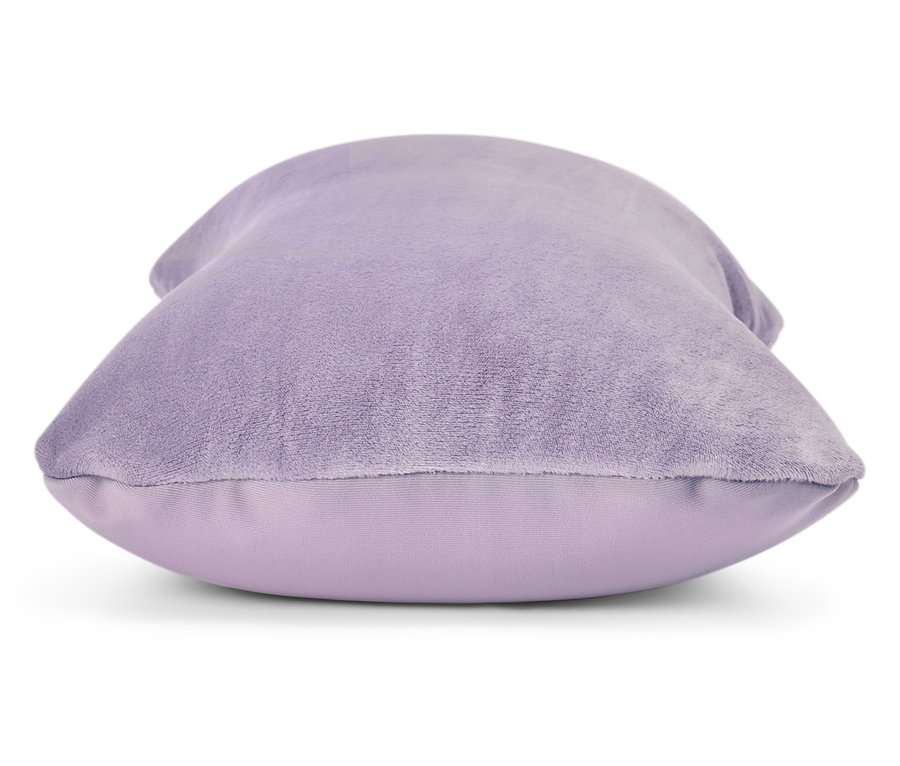 Un seul coussin lavande posé à plat sur une surface blanche.