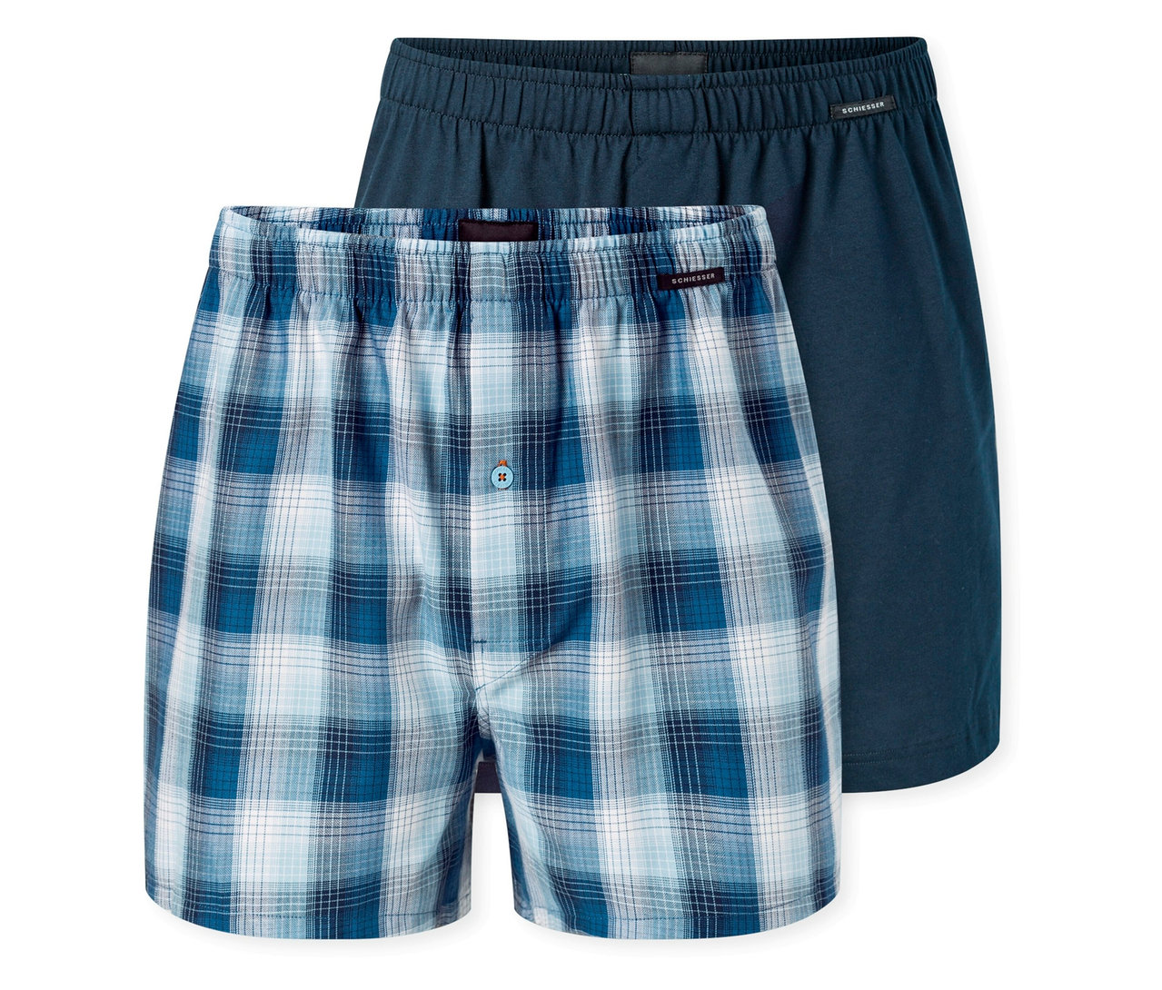 Deux boxers tissés SCHIESSER. Celui de devant est à carreaux bleus et blancs avec un bouton, et celui de derrière est bleu foncé uni.