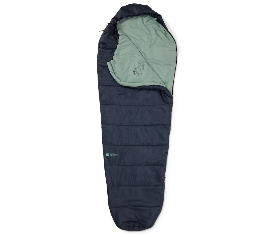 Un sac de couchage bleu marine, partiellement ouvert et avec une doublure vert clair, est posé sur un fond blanc.
