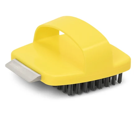 Brosse de barbecue jaune avec poils et grattoir.