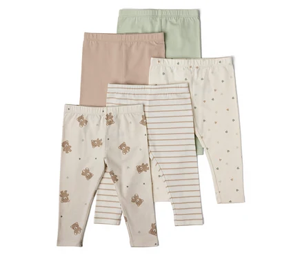 Cinq leggings pour bébé en vert, beige, avec des motifs d'ours, de rayures et de cœurs sont superposés.