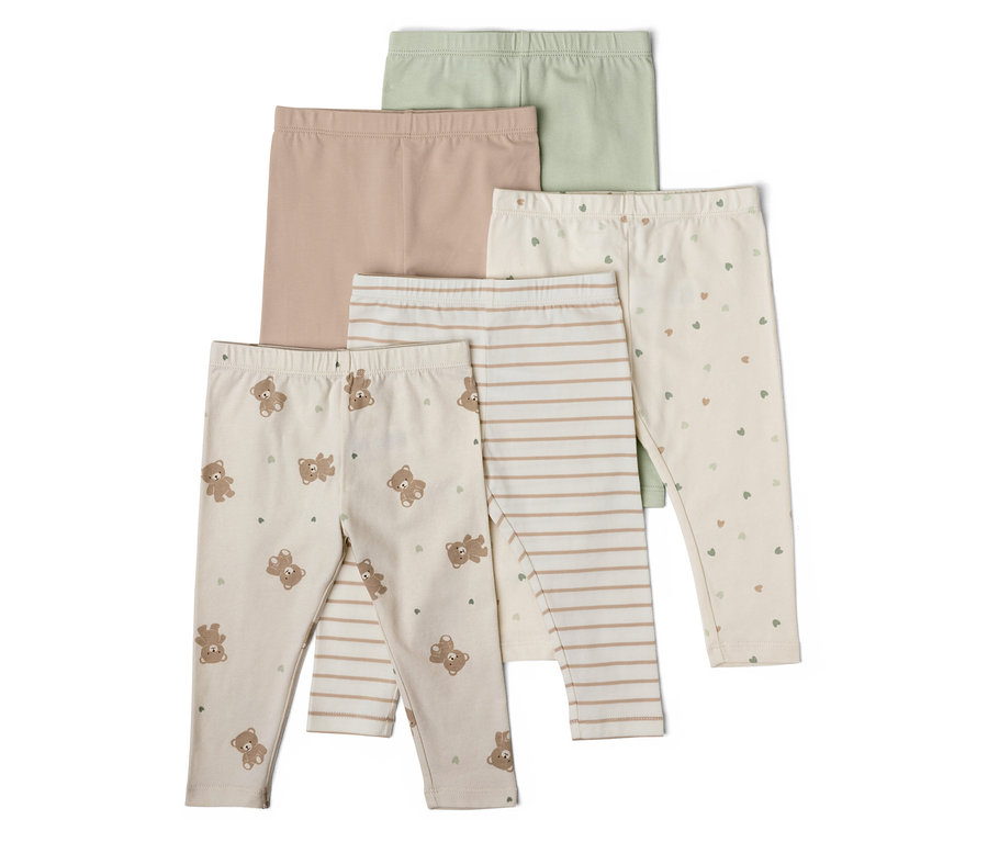 Cinq leggings pour bébé en vert, beige, avec des motifs d'ours, de rayures et de cœurs sont superposés.